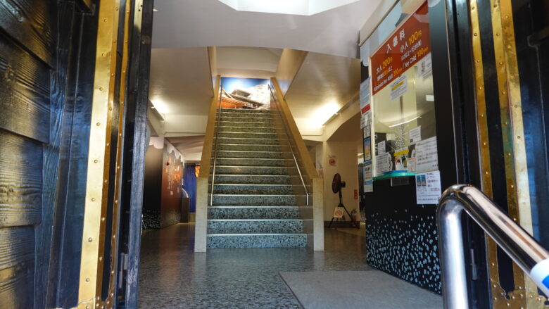 天守閣内は現代的なフロアだ