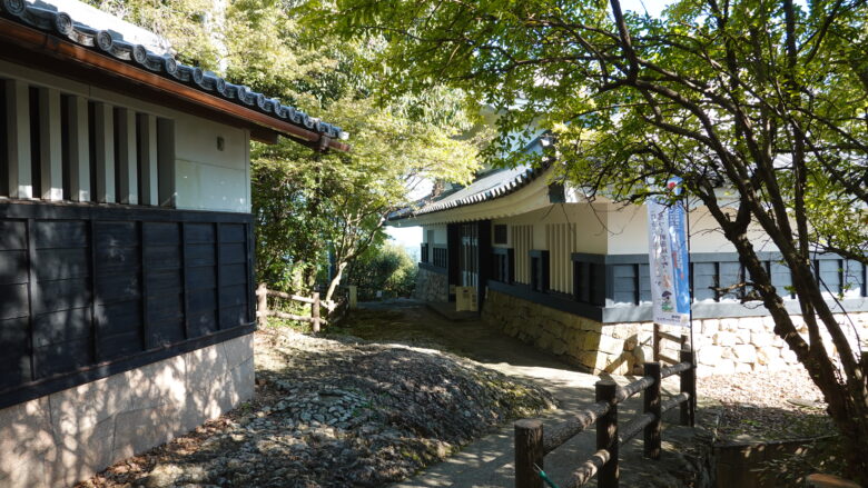 岐阜城資料館(右側の建物)