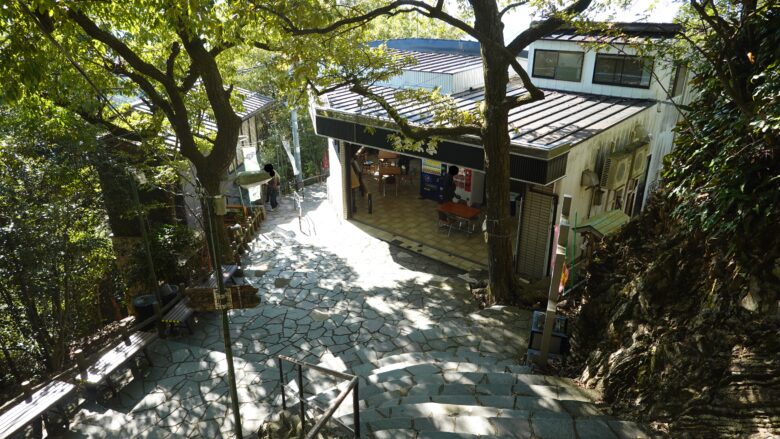 休憩場所が点在している