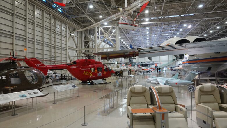 室内に一堂に並ぶ航空機