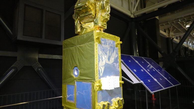 光衛星間通信実験衛星「きらり」の実物大の模型