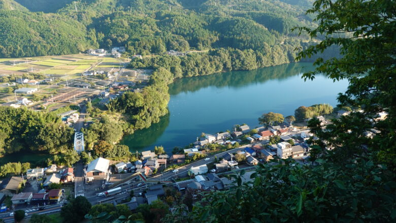 エメラルドグリーンの川面よ