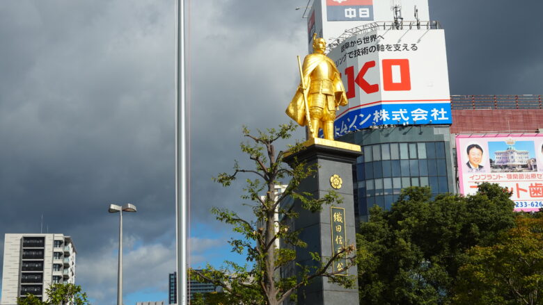 黄金の織田信長像