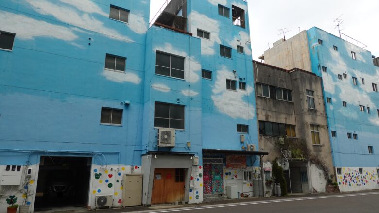 ビルの壁面に注目、中々面白い取り組みだ