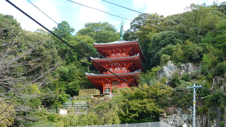 三重塔、赤とバッグの緑のコントラストが良い感じ