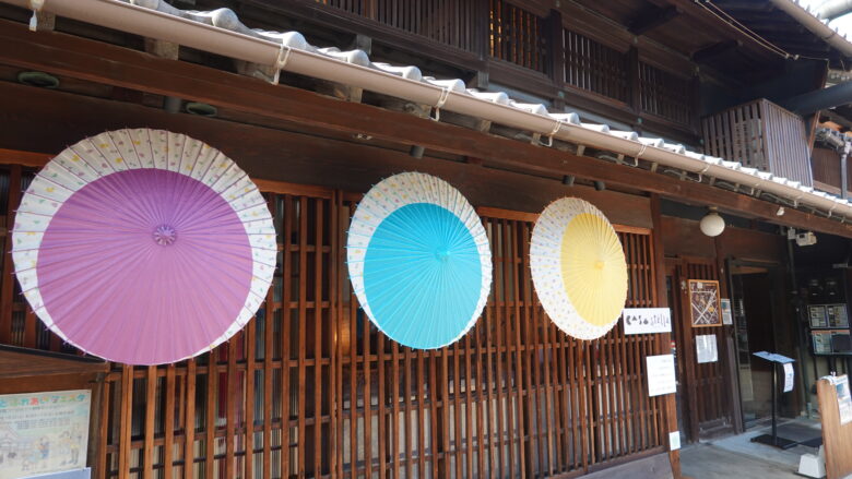 町並みの雰囲気に和傘が良く似合う