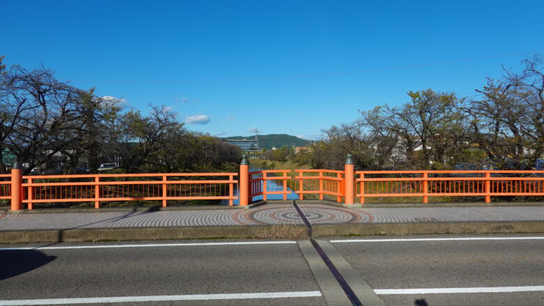 朱塗りの欄干は、青空に良く映えるな~