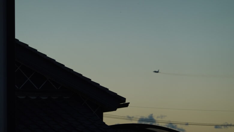 航空機を発見、ジェット機のエンジン音がこだまする