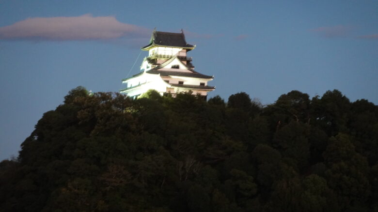 犬山城がライトアップされている!!!