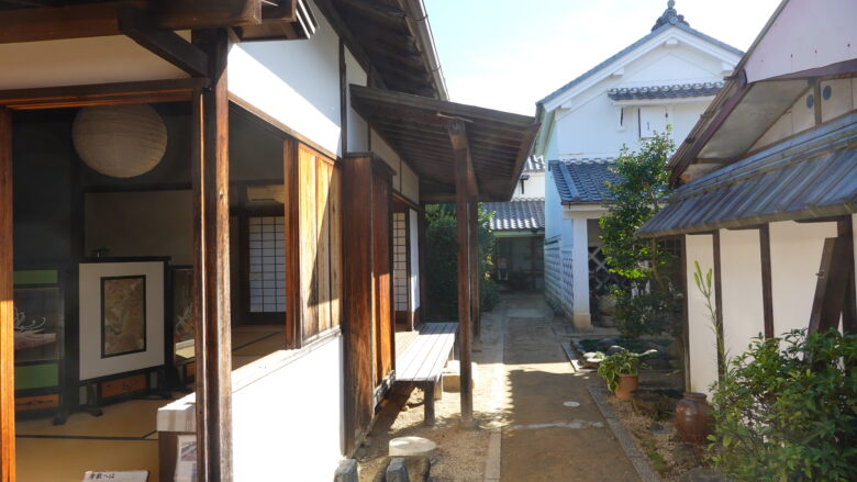 中庭を歩いた先に土蔵がある