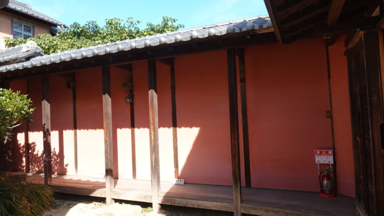 廊下で弁柄(ベンガラ)の赤い壁を発見