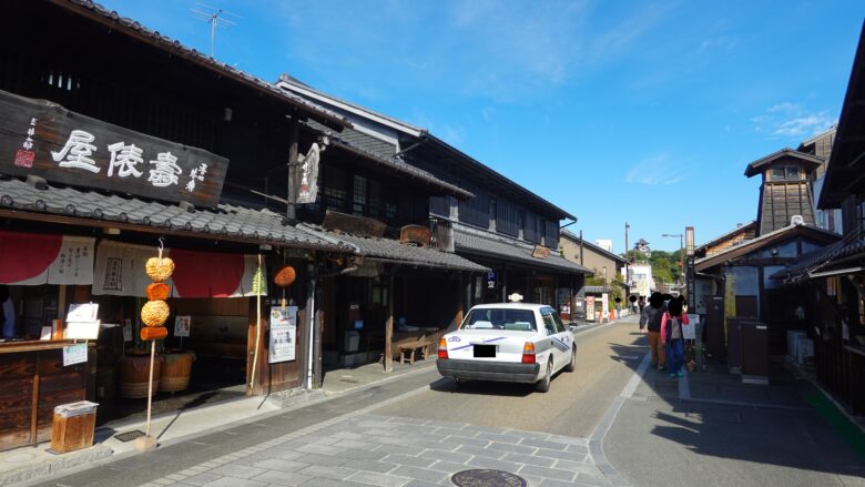 車が通過するので歩く際には周囲に気を付けるように