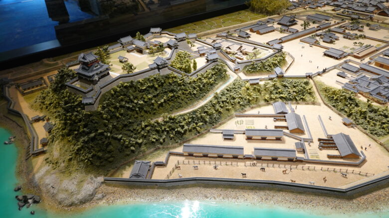 おっ、馬が飼われているとはリアルだな~