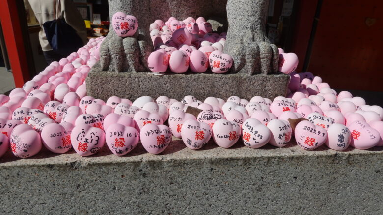 恋みくじの入れ物がいっぱい