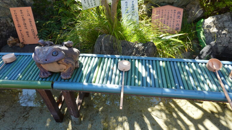 大きなカエルの像