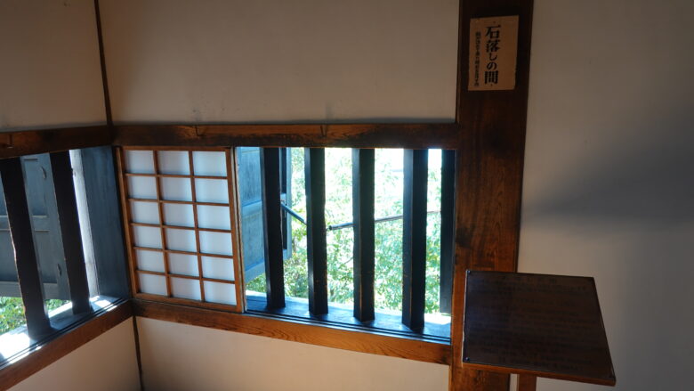 この窓から石を落とすの？