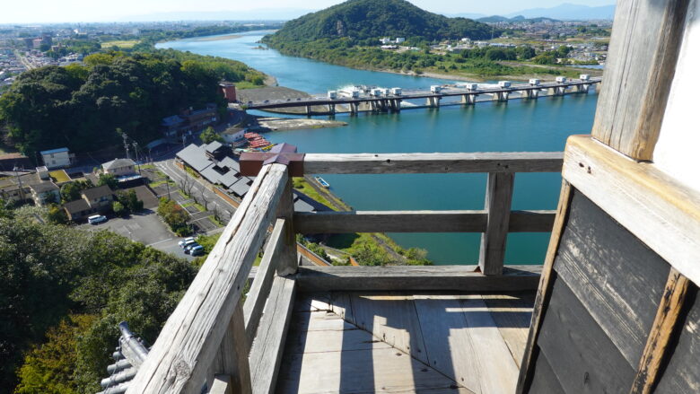 廻縁は少し傾いている