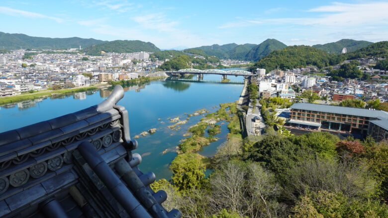 木曽川側の風景（東側）、自然の中に築かれた町並みが調和している