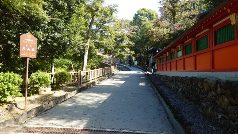 L字のカーブを曲がり、三光稲荷神社の裏側を通過する