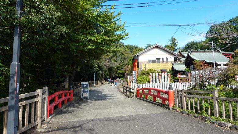 城前広場から少し歩くと、朱塗りの欄干を持つ橋が見えてくる