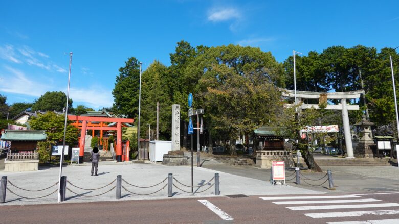 三光稲荷神社の入口（左）、針鋼神社の入口（右）