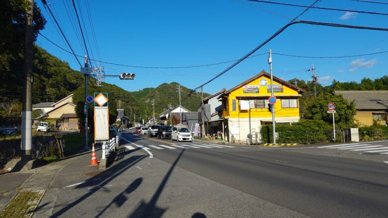 県道41号線にある下麻生交差点、ここから徒歩約2分ほどで登山口へ辿り着く