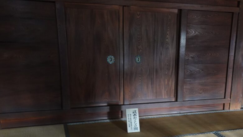 武者かくしの間