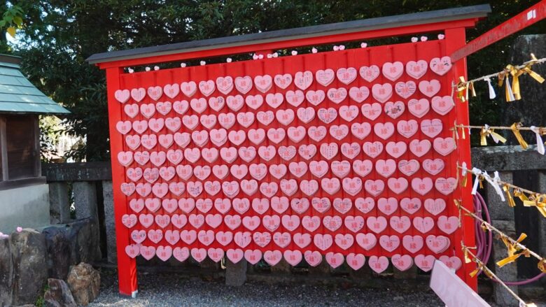 ピンクのハートの絵馬