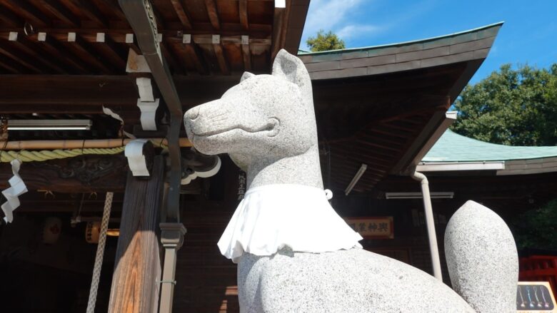 狛狐がお出迎えしてくれる