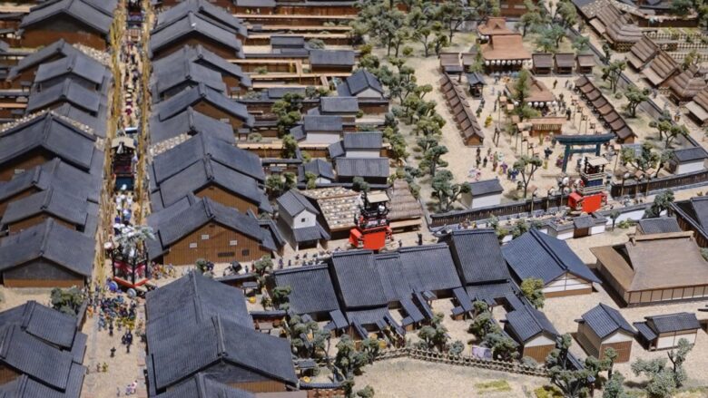 犬山祭の車山が練り歩く姿を再現しているぞ