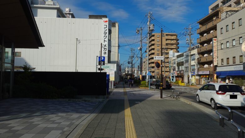通勤の時間帯のためか、駅前はそれなりに人通りが多い