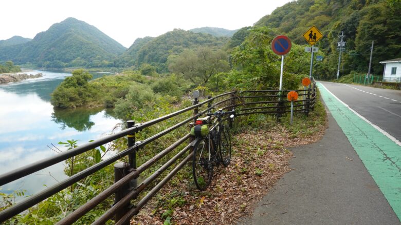木曽川の風景を望む