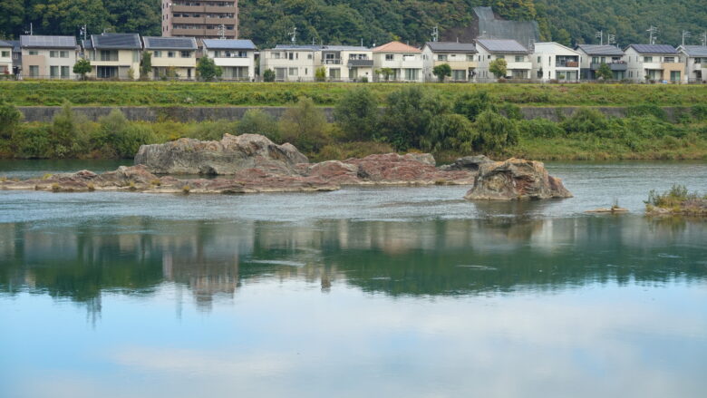 木曽川には奇岩が多い