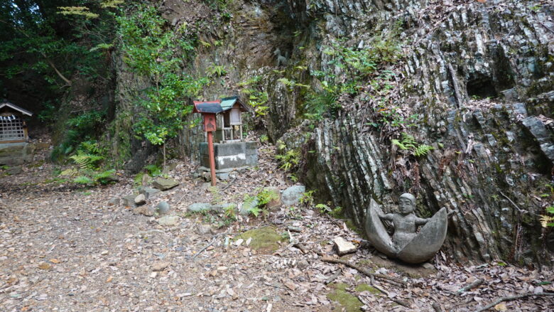 小さな桃太郎の像