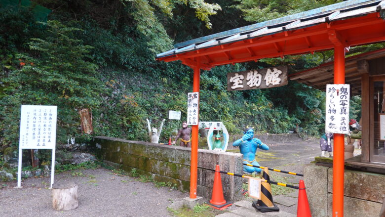 宝物館の入口前