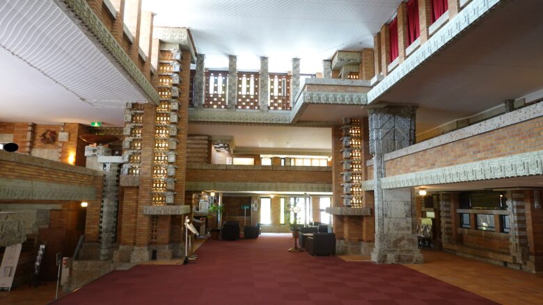 ロビー中央の空間的な広さにビックリ！