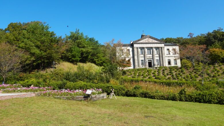 自然の中に調和する建築物