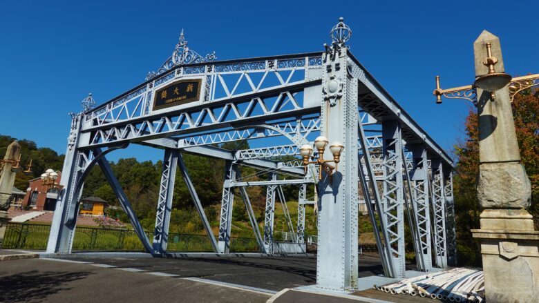隅田川新大橋、オベリスク様式の門柱もあるぞ