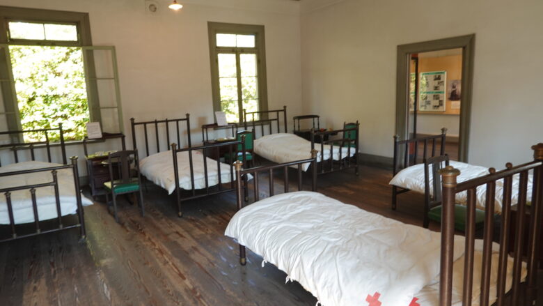 白を基調とした清潔な病室