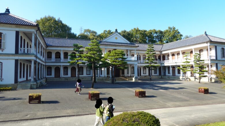 三重県庁舎、スケール感が凄い（村内には、そのような建物が多くある）　