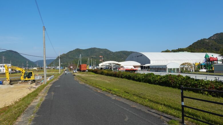和気ドームが見えてきた（右手側の大きな建物）