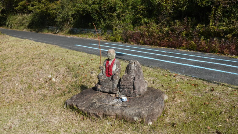 ん、釣りをしているお地蔵様？