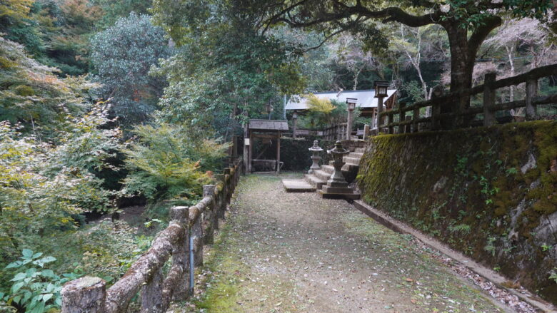 階段を上った先に拝殿が見えてくる