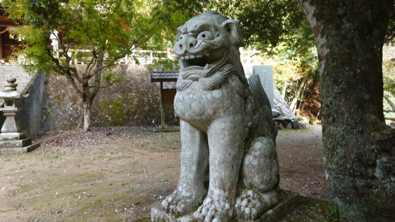 口を開けた阿形の狛犬