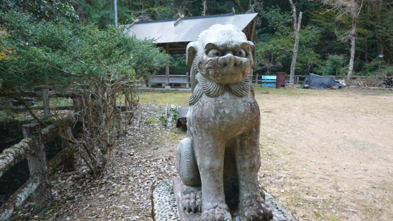 口を閉じた吽形の狛犬