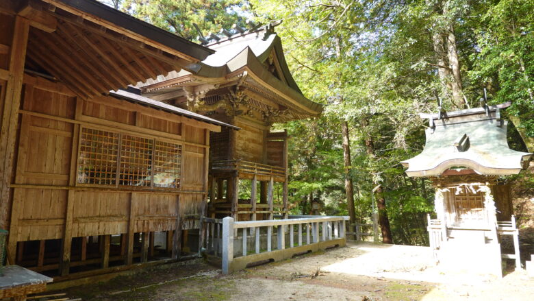 本殿と境内社(八幡神社)