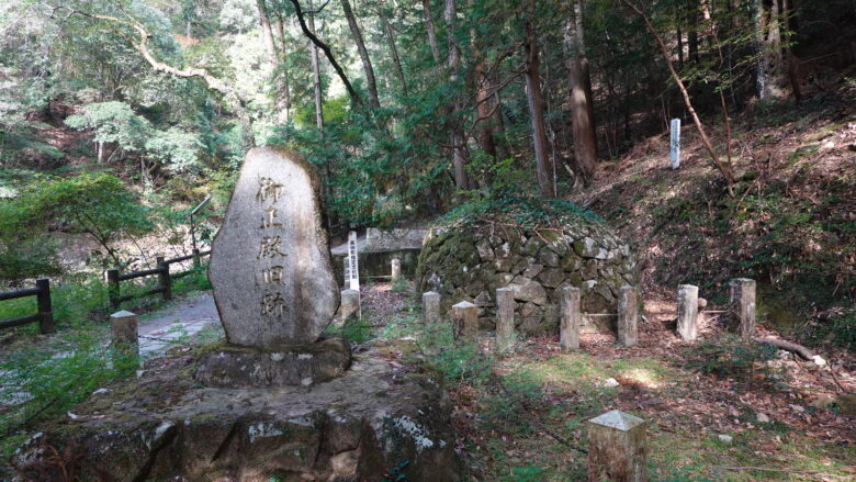 御正殿旧跡と磐座遺跡