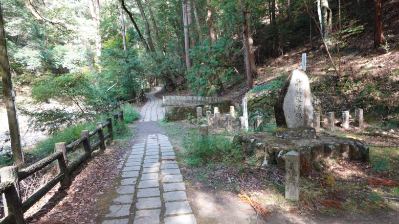 石畳の道が続く