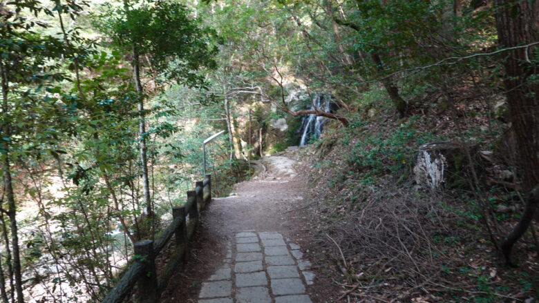 道を歩いていると、琴弾の滝が突然姿を現す