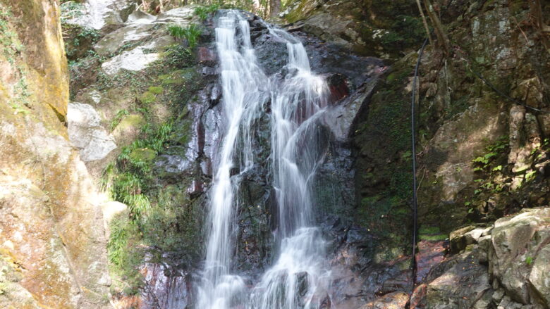 岩に弾ける水飛沫の様がカッコイイ!